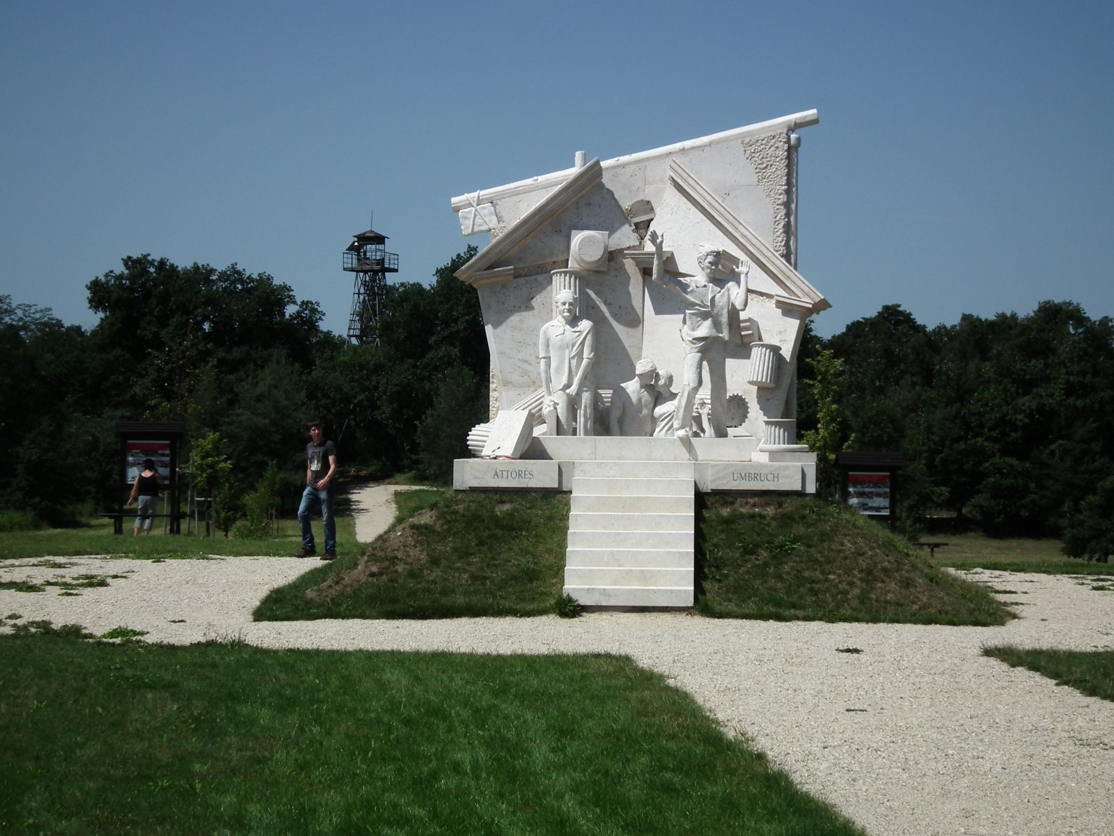 Breakthrough: sculpture by Miklos Melocco 
Pan-European Picnic Memorial Park. Photo source: taegzrt.hu
